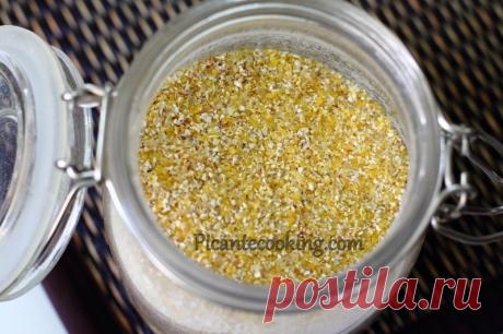 Как приготовить блюдо &quot;банош с шкварками и брынзой&quot; - рецепт, ингридиенты и фотографии | sloosh //  Сытное гуцульское блюдо, одно из наиболее этнических украинских блюд. Приготовленная на сметане кукурузная каша.

Ингредиенты:
450 мл жирной сметаны, лучше домашней
450 мл воды
250 грамм кукурузной крупы
1 ч.л. сахара
Соль по вкусу
100 грамм бекона, мелко порезать
100 грамм соленого сала, порезать кубиками
100 грамм сыра брынзы, покрошить