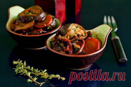 Вкусные рецепты. Баклажаны в портвейне в мультиварке ??Ингредиенты:??1 кг баклажанов 3 моркови 6 зубчиков чеснока 3 луковицы 1 пучок укропа 3 веточки тимьяна 2 веточки розмарина 250 мл портвейна 2 ст. л. яблочного уксуса 4 ст. л. растительного масла соль, белый перец??Приготовление:??Баклажаны вымыть и нарезать кружками толщиной 1,5 см. Сложить в миску, присыпать солью и оставить на 10 мин. Затем промыть теплой водой и обсушить. Морковь, лук и чеснок очистить. Морковь наре...