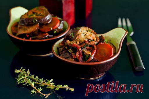 Вкусные рецепты. Баклажаны в портвейне в мультиварке ??Ингредиенты:??1 кг баклажанов 3 моркови 6 зубчиков чеснока 3 луковицы 1 пучок укропа 3 веточки тимьяна 2 веточки розмарина 250 мл портвейна 2 ст. л. яблочного уксуса 4 ст. л. растительного масла соль, белый перец??Приготовление:??Баклажаны вымыть и нарезать кружками толщиной 1,5 см. Сложить в миску, присыпать солью и оставить на 10 мин. Затем промыть теплой водой и обсушить. Морковь, лук и чеснок очистить. Морковь наре...