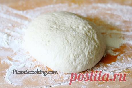 Основне тісто для піци Основний та дуже вдалий рецепт тіста для піци, який можна зробити заздалегідь та спекти піцу наступного дня.