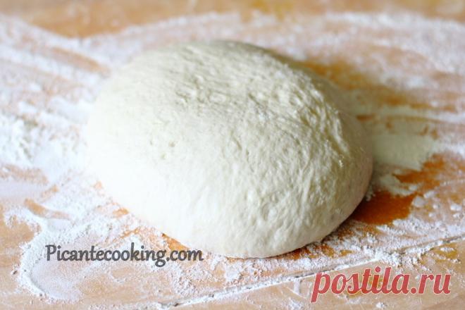 Основне тісто для піци Основний та дуже вдалий рецепт тіста для піци, який можна зробити заздалегідь та спекти піцу наступного дня.