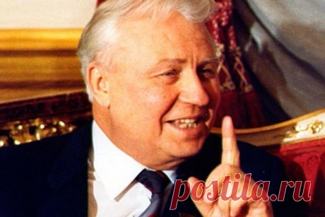 Столетний член Политбюро Егор Лигачев сделал жуткое пророчество В эти дни, на стыке календарной осени и зимы отметил свой вековой юбилей Егор Кузьмич Лигачёв – первый и пока единственный за всю историю ВКП(б)-КПСС член Политбюро ЦК, который сумел преодолеть 100-летний рубеж. Долгие годы находясь в высших эшелонах власти этот незаурядный человек успел отметиться делами и поступками, которые оказали в итоге важнейшее влияние на «зигзаги» истории нашей страны.