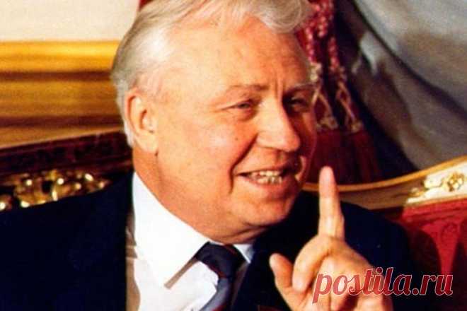 Столетний член Политбюро Егор Лигачев сделал жуткое пророчество В эти дни, на стыке календарной осени и зимы отметил свой вековой юбилей Егор Кузьмич Лигачёв – первый и пока единственный за всю историю ВКП(б)-КПСС член Политбюро ЦК, который сумел преодолеть 100-летний рубеж. Долгие годы находясь в высших эшелонах власти этот незаурядный человек успел отметиться делами и поступками, которые оказали в итоге важнейшее влияние на «зигзаги» истории нашей страны.