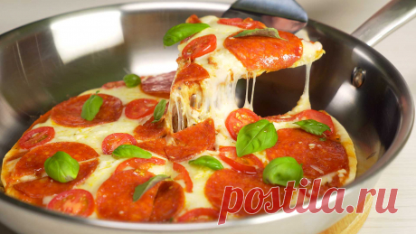 Пицца на сковороде. Итальянская кухня  — видео рецепт Вкусную пиццу можно приготовить и без духовки. Итальянские хозяйки делают это порой в обычной сковороде. Но важно соблюдать пропорции и приготовить настоящее тесто для такой пиццы. Ну и конечно, начинка - специально приготовленный соус с пряностями и травами, нежная моцарелла и колбаса пепперони, при желании вы можете использовать ту колбасу или ветчину, что оказалась у вас под рукой. 35 минут и настоящая итальянская пицца на вашем столе.
