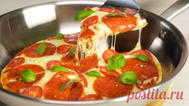 Пицца на сковороде. Итальянская кухня  — видео рецепт Вкусную пиццу можно приготовить и без духовки. Итальянские хозяйки делают это порой в обычной сковороде. Но важно соблюдать пропорции и приготовить настоящее тесто для такой пиццы. Ну и конечно, начинка - специально приготовленный соус с пряностями и травами, нежная моцарелла и колбаса пепперони, при желании вы можете использовать ту колбасу или ветчину, что оказалась у вас под рукой. 35 минут и настоящая итальянская пицца на вашем столе.