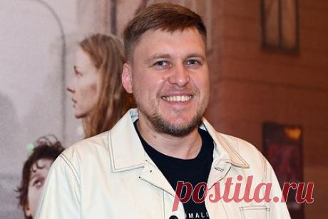 Покинувший Россию известный комик избавился от жилья в центре Москвы. Известный российский комик, бывший резидент шоу Comedy Club на ТНТ Александр Незлобин, в данный момент проживающий в США, продал квартиру в Москве. Незлобин вместе с семьей покинул Россию после начала спецоперации на Украине. Осенью 2023 года он продал двухкомнатную квартиру в Тверском районе на улице Каретный ряд.