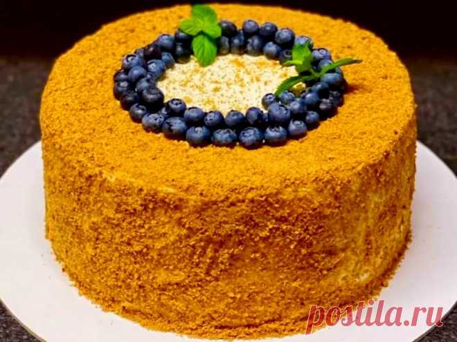 Вкусный Медовик 🍯 с творожным кремом чиз и ягодами Нежный и воздушный Медовик с потрясающим ароматом меда — это любимый многими из нас торт из детства, незабываемое медовое послевкусие, которое не спутаешь ни с чем. 😋 Я решила немного отойти от классики и приготовить его с творожным кремом чиз и ягодами в прослойке. Получается очень интересный и насыщенный вкус. 👌