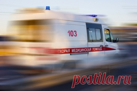 В Дагестане автомобиль с людьми попал под камнепад, есть погибший. Двое пострадавших в критическом состоянии доставлены в больницу города Унцукуль.