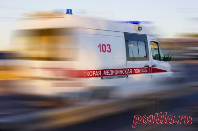 В Дагестане автомобиль с людьми попал под камнепад, есть погибший. Двое пострадавших в критическом состоянии доставлены в больницу города Унцукуль.