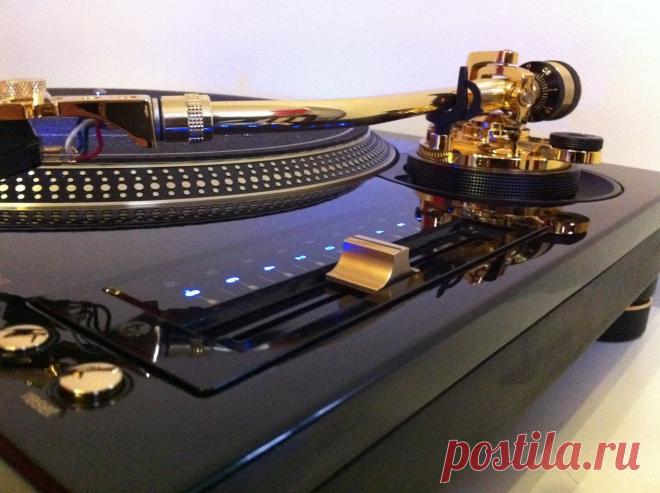 This one is for the Technics table collectors...
The TECHNICS SL-1200 LTD