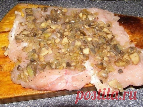Куриные рулетики с грибами и сыром в сметанном соусе