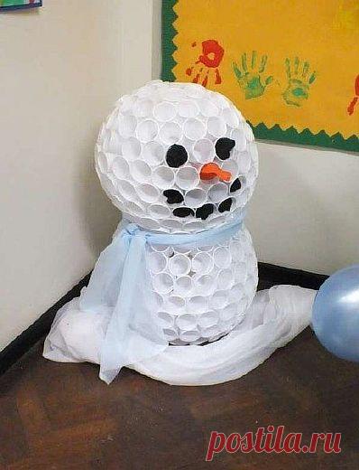 Снеговик из пластиковых стаканчиков