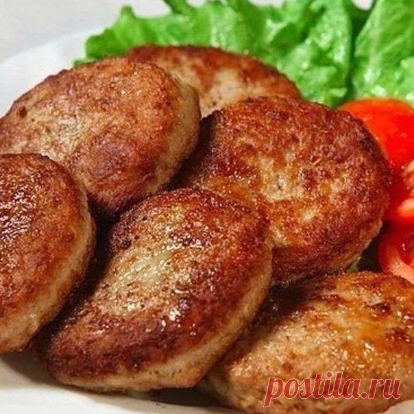 Самые вкусные в мире котлеты
⠀
Ингредиенты:
Фарш из индейки или курицы (я готовлю из индейки) - 800 граммов;
Манная крупа - 4 столовые ложки;
Сметана - 2 столовые ложки;
Яйцо - 1 штука;
Петрушка, укроп - 3-4 былинки;
Сахарный песок - 2 чайные ложки;
Горчица - 2 чайные ложки;
Соль, специи - по вкусу.
⠀
Приготовление:
⠀
Фарш, манку, сметану, яйцо, горчицу, сахар, соль и специи кладем в одну миску. Мелко-мелко режем зелень, добавляем туда же и тщательно перемешиваем.
Фарш в и...