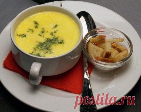 Сырный суп в мультиварке. 

Ингредиенты: 

филе курицы – 500 г 
рис – 120-150 г 
морковка – 2 шт. 
репчатый лук – 1 шт. 
плавленый сырок или обычный твердый – 400 г 
картошка – 300-400 г 
петрушка, укроп – по вкусу 
соль, черный молотый перец – по вкусу 
сухарики – по вкусу 

Приготовление: 

Займитесь подготовкой продуктов: нарежьте на кубики мясо, натрите морковку на крупной терке и мелко нашинкуйте лук. Картофель нарежьте небольшими кубиками. 

Подлейте в емкость мульти...