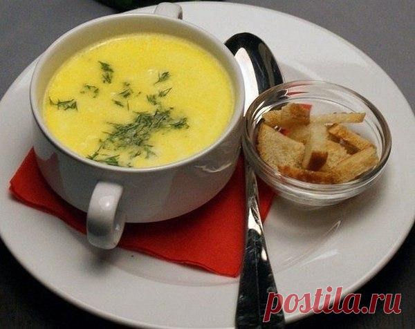 Сырный суп в мультиварке. 

Ингредиенты: 

филе курицы – 500 г 
рис – 120-150 г 
морковка – 2 шт. 
репчатый лук – 1 шт. 
плавленый сырок или обычный твердый – 400 г 
картошка – 300-400 г 
петрушка, укроп – по вкусу 
соль, черный молотый перец – по вкусу 
сухарики – по вкусу 

Приготовление: 

Займитесь подготовкой продуктов: нарежьте на кубики мясо, натрите морковку на крупной терке и мелко нашинкуйте лук. Картофель нарежьте небольшими кубиками. 

Подлейте в емкость мульти...