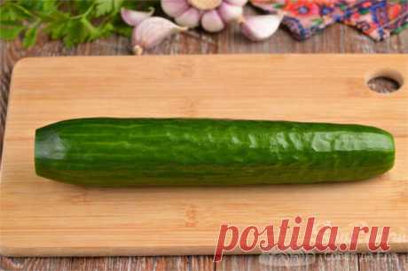 Быстрые салаты из огурца, которые вас точно удивят вкусом - Будет вкусно - Медиаплатформа МирТесен Салаты из огурца за 10 минут, сразу 5 вариантов. Покажу очень интересные варианты. Готовятся быстро и вкус у них отличный. Все дело в разных заправках, которые и дают разный вкус. Просто все нарезаю, заправляю и салаты готовы. Сочно, вкусно и разнообразно. 1. Салат из свежего огурца за 10 минут - 5 апреля - 43161235902 - Медиаплатформа МирТесен