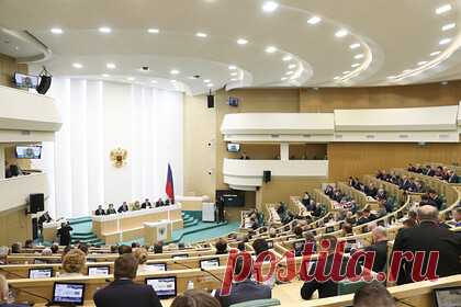 Совфед отклонил закон о школьных онлайн-платформах из-за ошибки. Совет Федерации отклонил принятые Госдумой поправки к закону «Об образовании», согласно которым школы и колледжи должны организовывать онлайн-обучение с использованием верифицированных государственных платформ. Одобрить проект документа помешала допущенная техническая ошибка.