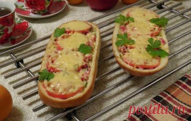 Рецепты на скорую руку: шустрая пицца в булочке Пицца – это блюдо искушение! Пицца – это блюдо наслаждение! Практически все дети и взрослые обожают это блюдо с итальянскими корнями. Но если вам не очень хочется возиться с тестом, а побаловать семью вкусностями необходимо, приготовьте пиццу в… булочке! Это и вкусно, и просто, и… оригинально.