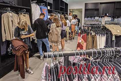 Стала известна дата закрытия H&M в России. Магазины шведского бренда одежды, обуви, аксессуаров и товаров для дома H&M прекратят свою работу в России в октябре. Журналисты заявили, что ретейлер начнет закрывать торговые точки по всей стране постепенно. При этом точная дата закрытия всех магазинов марки так и не стала известна.