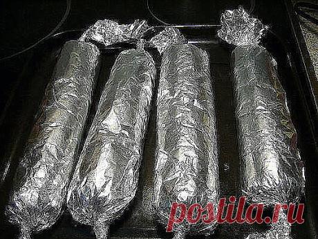 Колбаса куриная домашняя быстрого приготовления.

ИНГРЕДИЕНТЫ:
•  1 кг. бедро куриное (без костей)
•  7-8 зубчиков чеснока
•  0,5 ч.л. перец черный (молотый)
•  0,5 ч.л. приправа для курицы ( напишу что туда входит: соль, паприка, сахар, семена горчицы, куркума)
•  2 ст. л. майонеза
• 15 гр. желатина

ПРИГОТОВЛЕНИЕ:
•  Куриное мясо помыть, обсушить, порезать вместе с кожицей на кубики размером 1.5 - 2 см (не очень мелко).
Добавляем в фарш чеснок, пропущенный через чеснокод...