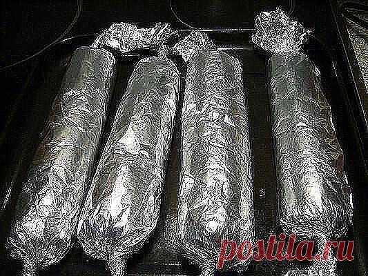 Колбаса куриная домашняя быстрого приготовления.

ИНГРЕДИЕНТЫ:
•  1 кг. бедро куриное (без костей)
•  7-8 зубчиков чеснока
•  0,5 ч.л. перец черный (молотый)
•  0,5 ч.л. приправа для курицы ( напишу что туда входит: соль, паприка, сахар, семена горчицы, куркума)
•  2 ст. л. майонеза
• 15 гр. желатина

ПРИГОТОВЛЕНИЕ:
•  Куриное мясо помыть, обсушить, порезать вместе с кожицей на кубики размером 1.5 - 2 см (не очень мелко).
Добавляем в фарш чеснок, пропущенный через чеснокод...