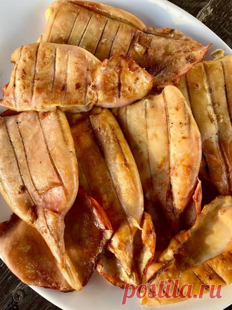 Кальмары на мангале, фаршированные сыром и помидорами