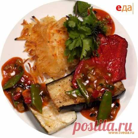 Стейки из баклажана, цукини и красного перца с овощным соусом и картофельными драниками