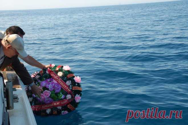 Жители холмского села Правда опустили в море венок, посвященный памяти павших воинов-освободителей Сахалина и Курильских островов. 03.09.2014. Холмск. Сахалин.Инфо