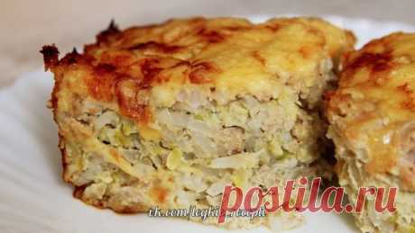 Кабачковая запеканка с рисом и фаршем

Кабачки - 1-2 шт. (в зависимости от размера)
Фарш мясной - 400 гр.
Рис отварной - 150 гр.
Сыр твердый - 50-100 гр.
Лук репчатый - 1 шт.
Яйца - 2 шт.
Чеснок - 2 зубчика
Соль - по вкусу
Перец черный молотый - по вкусу
Масло сливочное (при необходимости) - для смазывания формы

Кабачки натрите на крупной терке, посолите их и оставьте на несколько минут, чтобы из них вышел сок, который впоследствии нужно будет слить.

Лук мелко нарежьте и...