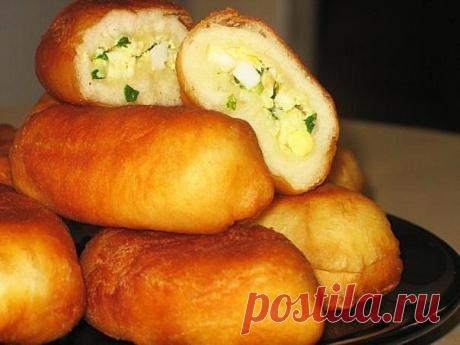 Жареные пирожки с зеленым луком и яйцом.