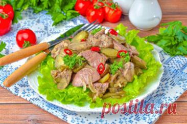 Куриная печень с солеными огурцами на сковороде — мягкая и сочная - 1000.menu