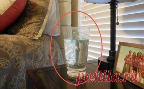 Поставьте дома стакан с водой, солью и уксусом. Через сутки вы увидите то, что скрыто от ваших глаз! 
Вы когда-нибудь замечали, что когда приходите домой, то чувствуете в нем только удушье, тревогу, головные и желудочные боли? Тысячи людей испытывают странное чувство недомогания или необъяснимую печаль, когда приходят вечером домой… 
У меня такое было — и не только дома. Однажды стало происходить в офисе. Что еще более интересно, все эти симптомы тут же исчезали, стоило мне выйти из помещения… П