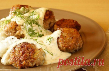 Куриные котлеты со сливочным соусом в микроволновой печи.