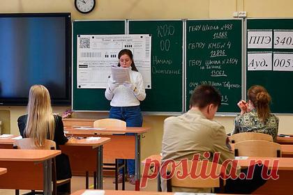 В Рособрнадзоре оценили возможность упростить ЕГЭ из-за пандемии COVID-19. В России в 2022 году Единый государственный экзамен (ЕГЭ) не планируется упрощать из-за пандемии. Так оценил возможность упрощения итоговой аттестации глава Рособрнадзора Анзор Музаев, его цитирует ТАСС. По его словам, содержание заданий итогового экзамена не менялось в 2021 году и так же не изменится в 2022-м.