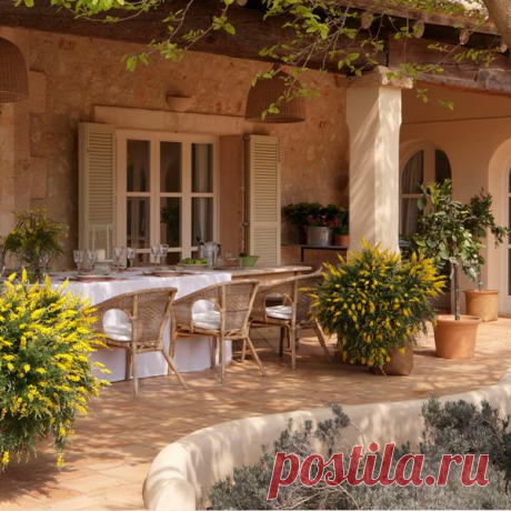 Испанский кантри на Майорке: интерьер дома с роскошной террасой и изящными французскими окнами / Интерьер / Архимир
