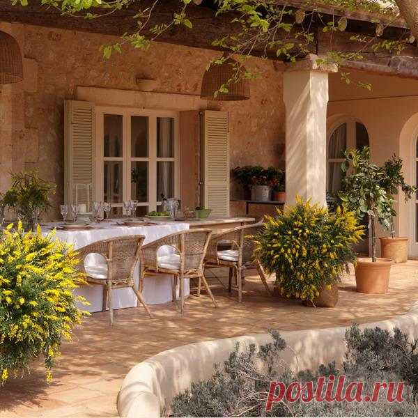 Испанский кантри на Майорке: интерьер дома с роскошной террасой и изящными французскими окнами / Интерьер / Архимир