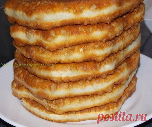 Плацинды-с творогом и зеленью из тончайшего теста
 - ВКУСНОТИЩА  НЕОБЫКНОВЕННАЯ!!!
Вам потребуется:

Для теста:
Мука-3ст
Масло сливочное-200гр
Яйцо-1шт
Масло растительное-3ст л
Уксус(6%)-2ст л
Соль-щепотка

Для начинки:
Творог-500гр (9%)
Пучок укропа и зеленого лука.
Яйца-2шт
Соль по вкусу.

Как готовить:

1 Масло из холодильника натереть на терке.

2 В 200-грамовый стакан разбить яйцо,добавить растительное масло и уксус.

3 Налить воду из холодильника до полного стакана.
...