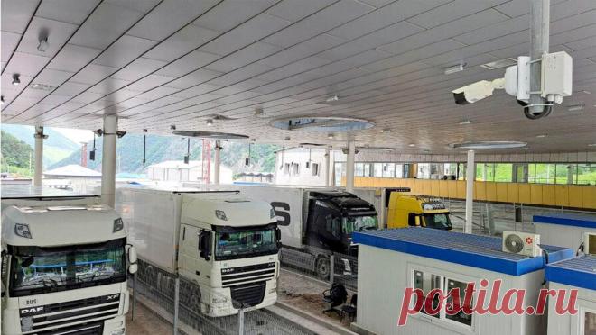 В пробке на границе России и Грузии стоит более 2,6 тыс. грузовиков. Возобновления движения по закрытой из-за непогоды Военно-Грузинской дороге ожидают 2645 грузовых автомобилей. Об этом сообщается на сайте центра организации дорожного движения Северной Осетии. Проезд по дороге был ограничен вечером 26 ...