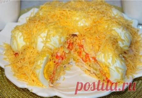 Салат "сугробы"
ИНГРЕДИЕНТЫ
куриное филе 300 гр.
картофель 4 шт.
морковь 2 шт.
маринованная луковица
соль
перец
майонез
яйца 5-6 шт.
твердый сыр
ПОШАГОВЫЙ РЕЦЕПТ ПРИГОТОВЛЕНИЯ
Первый слой: разберите отварное филе на волокна, посолите, смажьте майонезом.
Второй слой: натертый картофель, соль, майонез.
Третий слой: натертая отварная морковь, соль, майонез.
Четвертый слой: маринованная луковица.
Далее разрежьте яйца на половинки, удалите желтки, добавьте к ним майонез, соль и перец, разом