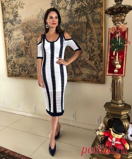 Элегантное платье простым узором .