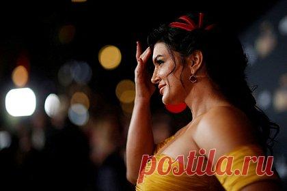 Уволенная из «Мандалорца» актриса подала в суд на Disney. Американская актриса и боец MMA Джина Карано подала в суд на студии Disney и Lucasfilm за то, что она была уволена из сериала «Мандалорец». Артистка потребовала вернуть ее в состав каста проекта, а также выплатить ей 75 тысяч долларов. Отмечается, что расходы на судебный иск покроет компания Илона Маска.