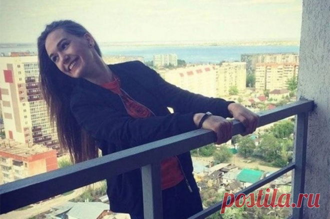 «Пошла спать». Друзья рассказали о последнем СМС «пацанки» Юли Михайловой. 25-летняя участница ТВ-проекта разбилась, выпав из окна 22-го этажа в Рязани. От полученных травм девушка скончалась на месте, еще до приезда «скорой помощи». Aif.ru нашел новых и старых друзей Юли.