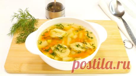 Суп с клецками классический
Суп с клецками — это настоящий вкус детства. Такой варили дома в выходные, когда вся семья собиралась за столом или в школьной столовой.