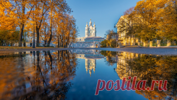 Скачать обои осень, деревья, отражение, лужа, Санкт-Петербург, храм, Россия, Смольный собор, раздел город в разрешении 1920x1080