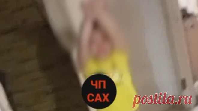 Россиянка жестоко издевается над сыном с аутизмом и шантажирует записями отца ребенка. Жители Южно-Сахалинска обвинили женщину в издевательствах над сыном. Об этом сообщает издание "АСТВ". По данным издания, женщина регулярно физически и морально унижает своего ребенка, снимает это на видео, а затем отправляет ...