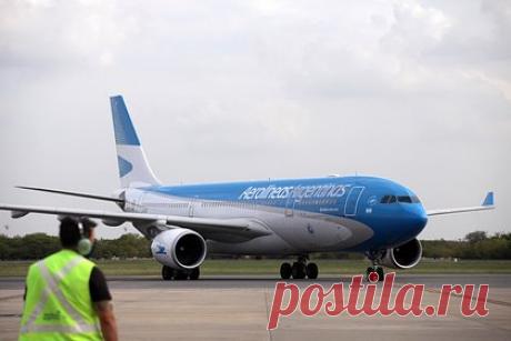 Унесенный порывами ураганного ветра пассажирский самолет попал на видео. Самолет авиакомпании Aerolíneas Argentinas унесло порывами ураганного ветра в аэропорту Буэнос-Айреса. Непредвиденная ситуация произошла в воскресенье, 17 декабря. Пассажирский лайнер пошатнулся и сдвинулся от сильных порывов ветра, скорость которых превышала 140 километров в час.