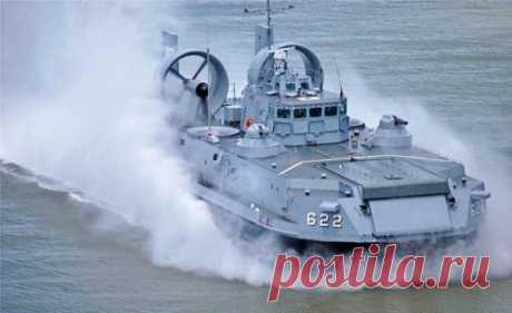 Десантный катер "Зубр"-морской грузовик и рабочая лошадка морпехов. 
В случае начала глобальной войны одной из первоочередных задач для Советской армии должен был стать захват черноморских и балтийских проливов. Для успеха подобной операции требовалась внезапность, то есть, десантные подразделения должны были достигнуть точки высадки с максимальной скоростью. Чтобы обеспечить ее, советские флотоводцы планировали использовать необычные десантные корабли — малые десантные корабли на воздушной под