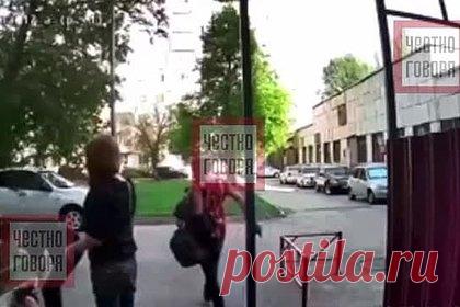 Россиянка за волосы выволокла голую женщину во двор и попала на видео. Жительница Уфы за волосы выволокла голую женщину из подъезда одного из домов и оставила ее лежать во дворе. На видеозаписи с камеры домофона видно, как россиянка грубо выталкивает женщину из подъезда, валит на землю и бьет ногой. Свои действия она сопровождает большим количеством брани.