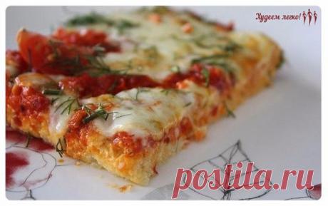 Крутая штука - "Низкокалорийная пицца на основе цветной капусты"
В 100гр 92 ккал
Состав:
цветная капуста — 300гр отварить и помять или натереть на крупной терке
сыр 17% — 150гр натереть на крупной терке
яйцо — 1 шт Все перемешать и выложить на форму застеленную пергаментом.
соль 
Способ приготовления:
Поставить в разогретую духовку 230 градусов на 15 минут.
соус: томатная паста 70гр после выпекания смазать основу пиццы соусом
орегано
соль
начинка: куриное филе 120гр отварить и нарезать тон