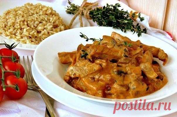 Как приготовить свинина по-строгановски с грибами - рецепт, ингредиенты и фотографии